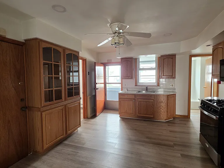 48 Lang St #3 — Photo 5