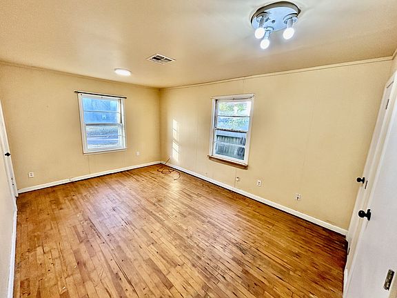 4th image of 428 W 8th St
