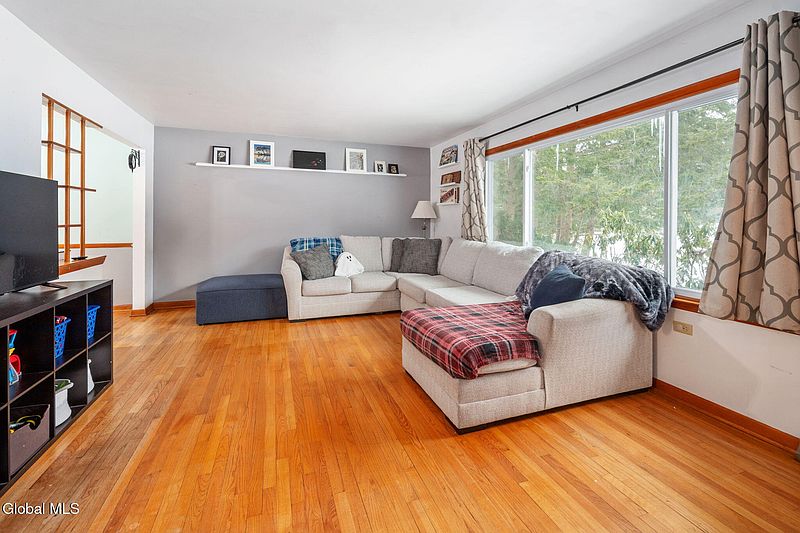 3rd image of 814 Greenwood Drive
