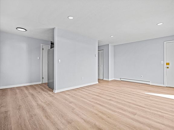 3rd image of 98 Carlton St APT 102