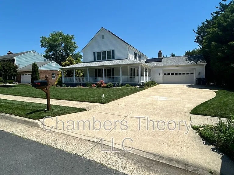 5827 Wessex Ln — Photo 2