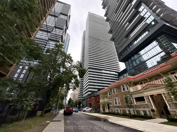 50 Charles St E #2710, Toronto, ON M4Y 0C3