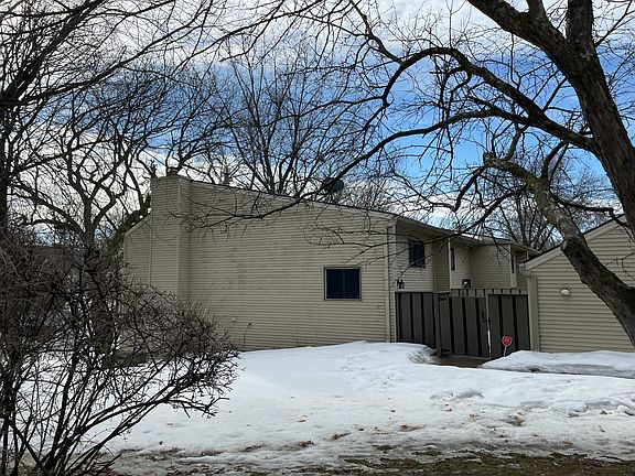 3rd image of 5585 E Oberlin Cir NE