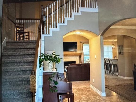 2nd image of 13910 Hawthorne Cir