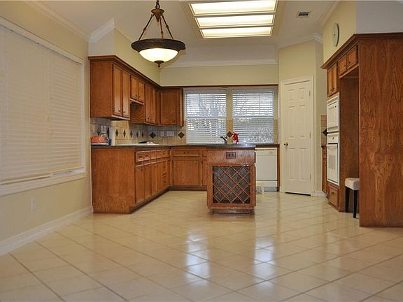 5th image of 2102 Woodbury Pl