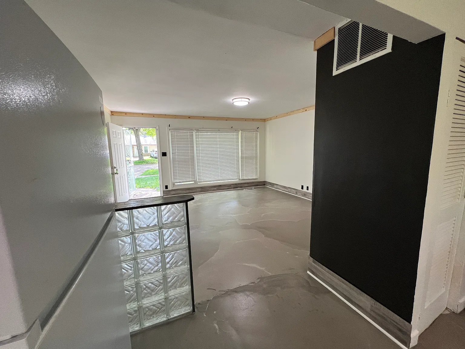 2 bed, 900 sqft, $1,340 — Photo 2