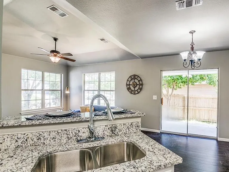 2066 Bentwood Dr — Photo 4