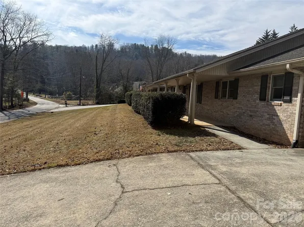 207 Daniel Dr, Laurel Park, NC 28739