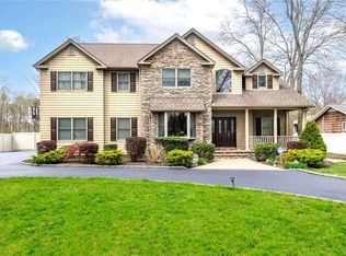 109 Grandview Ln, Smithtown, NY 11787
