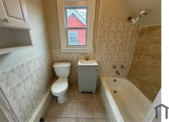 381 Leslie St #3 — Photo 2