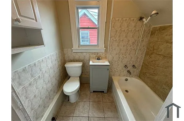 Building Photo - 381 Leslie St #3