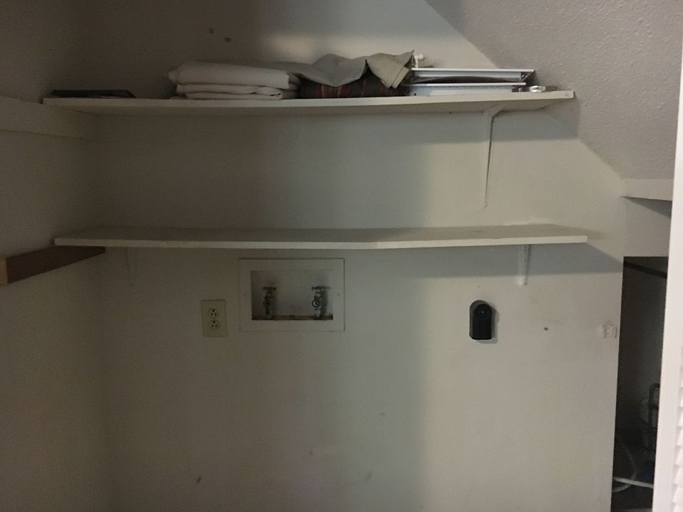1st image of 927 Kingsbury Dr APT C