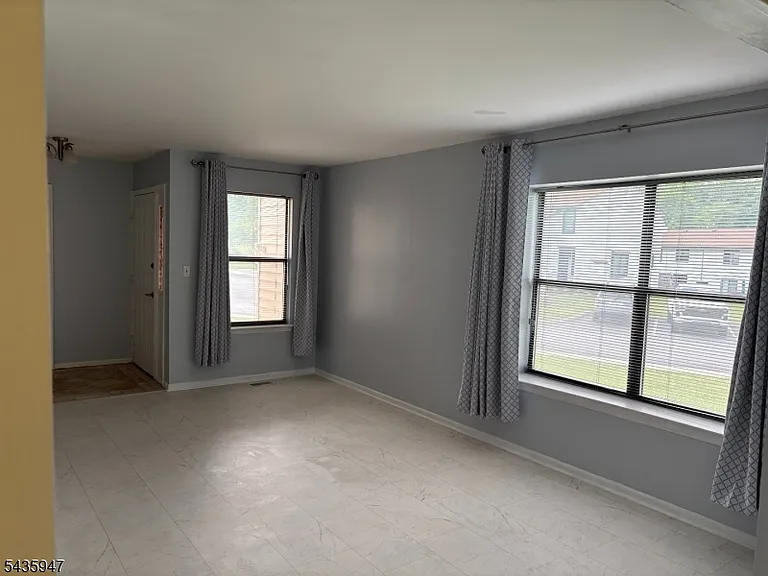 131 Locust Ct — Photo 3
