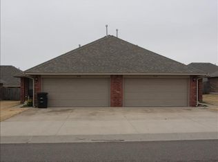 910 SW 36th St, Moore, OK 73160