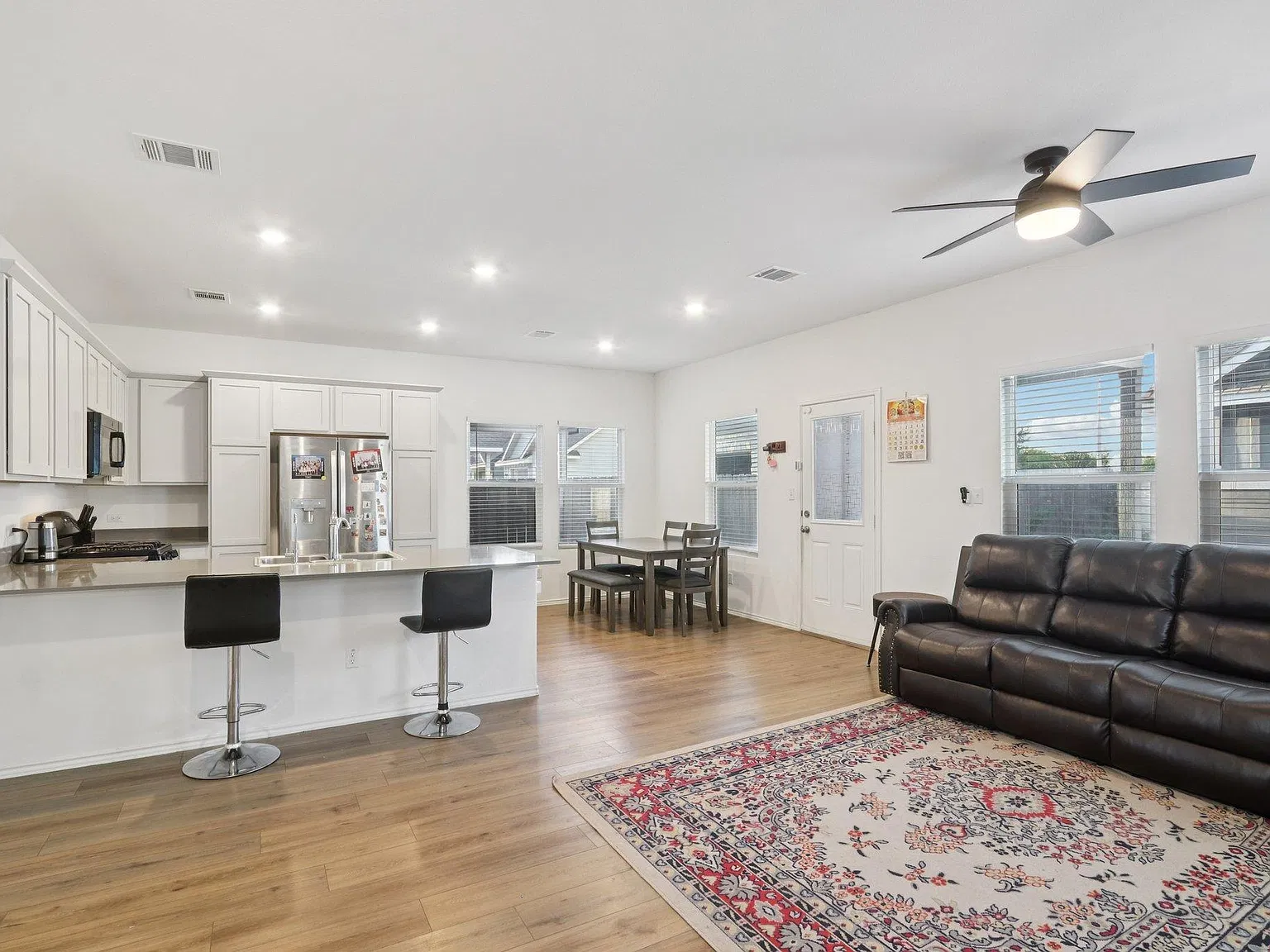4 bed, 2.5 bath, 2028 sqft, $2,100 — Photo 3
