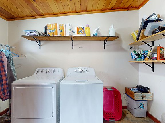 4th image of 225 Fairy Lake Road