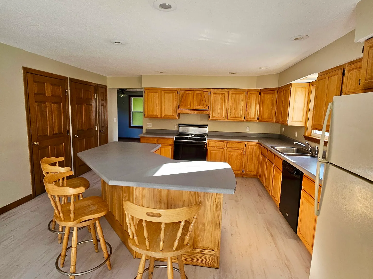 3 bed, 1680 sqft, $2,500 — Photo 2