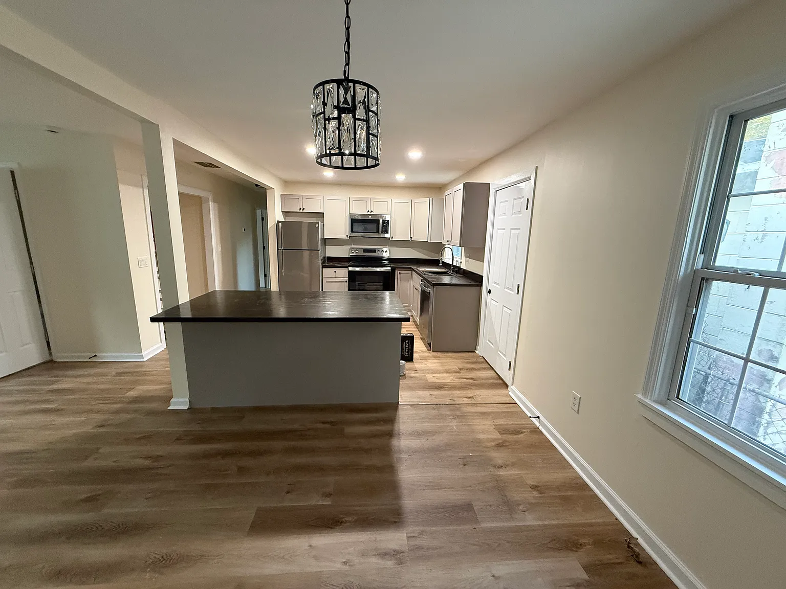 3 bed, 1.5 bath, 1056 sqft, $1,950 — Photo 4