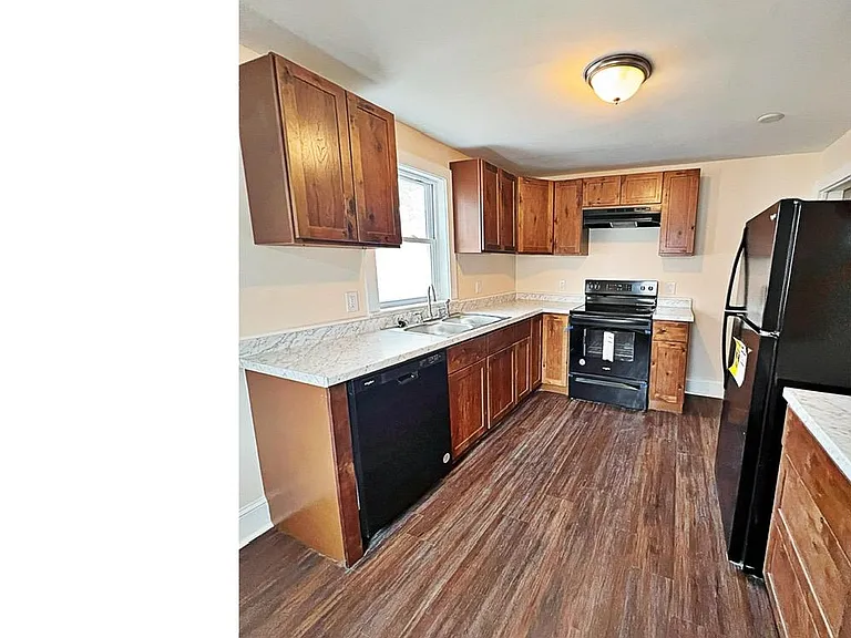 115 Anderson St — Photo 4