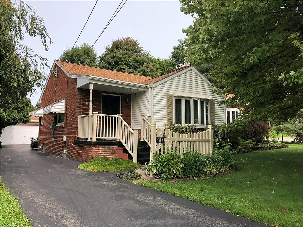 484 Canterbury Ln photo 1