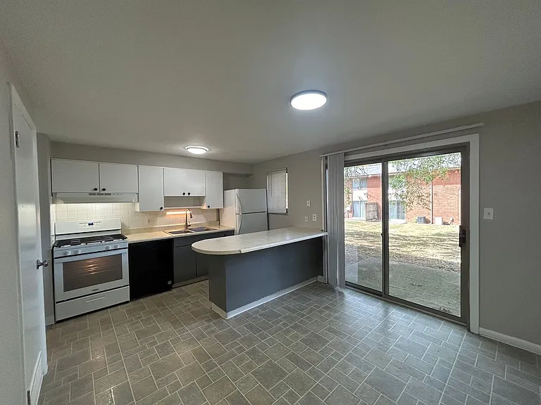 Coventry Court Townhomes — Photo 54