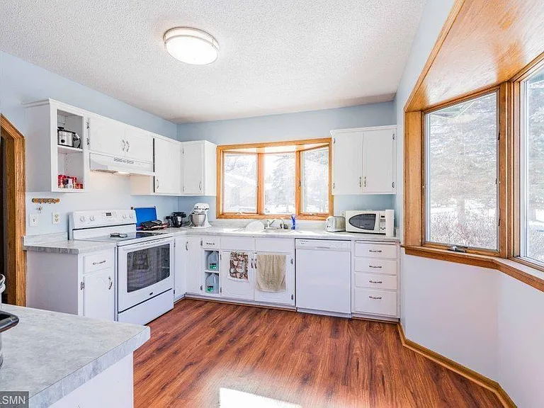 345 Poplar Dr — Photo 2