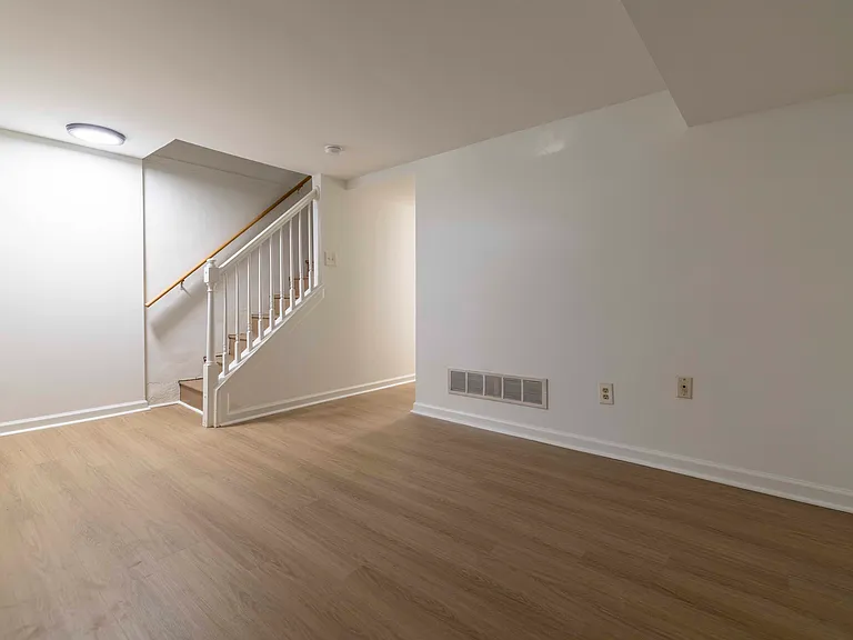 321 W 12th Ave — Photo 11