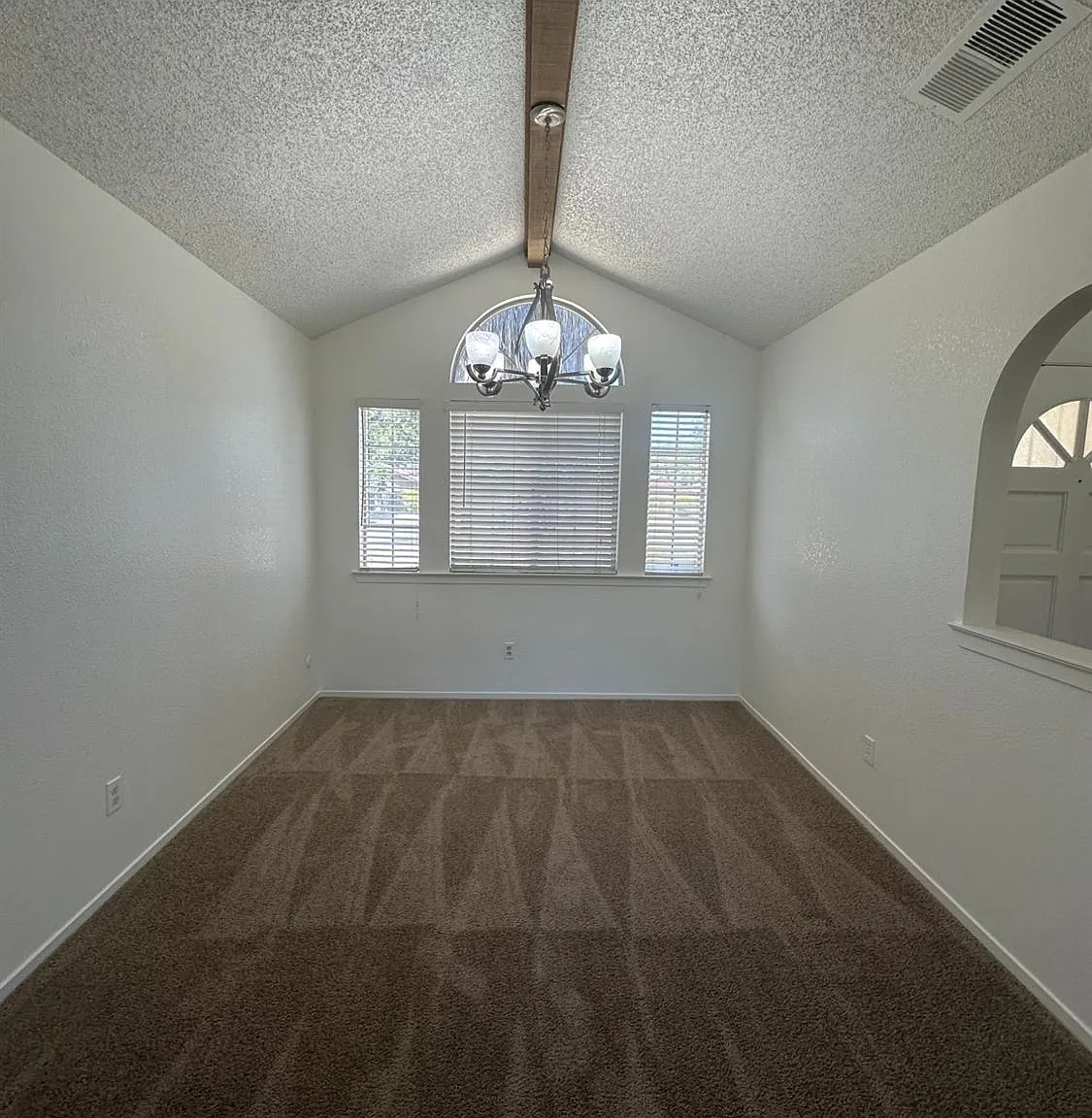 3 bed, 1333 sqft, $2,100 — Photo 4