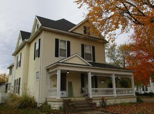 623 N Main St, Flora, IL 62839