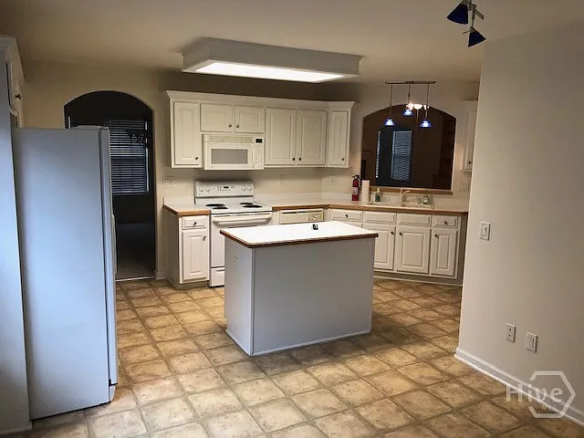 225 Lexington Cir — Photo 11