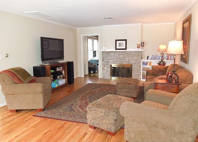 1st image of 414 W Stratford Dr