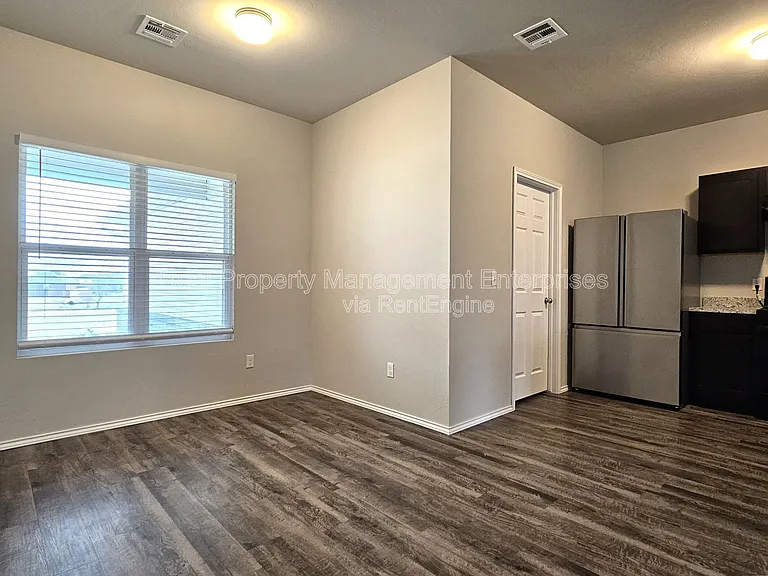 319 Waterside Dr — Photo 10