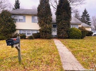 19 Robertson Dr, Middletown, NY 10940