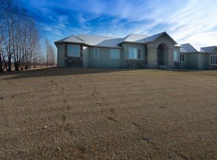 7150 Farmstead Dr, Grand Forks, ND 58201