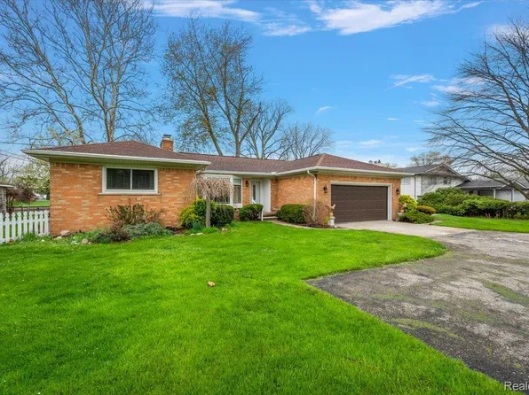 25651 S River Rd, Harrison Township, MI 48045