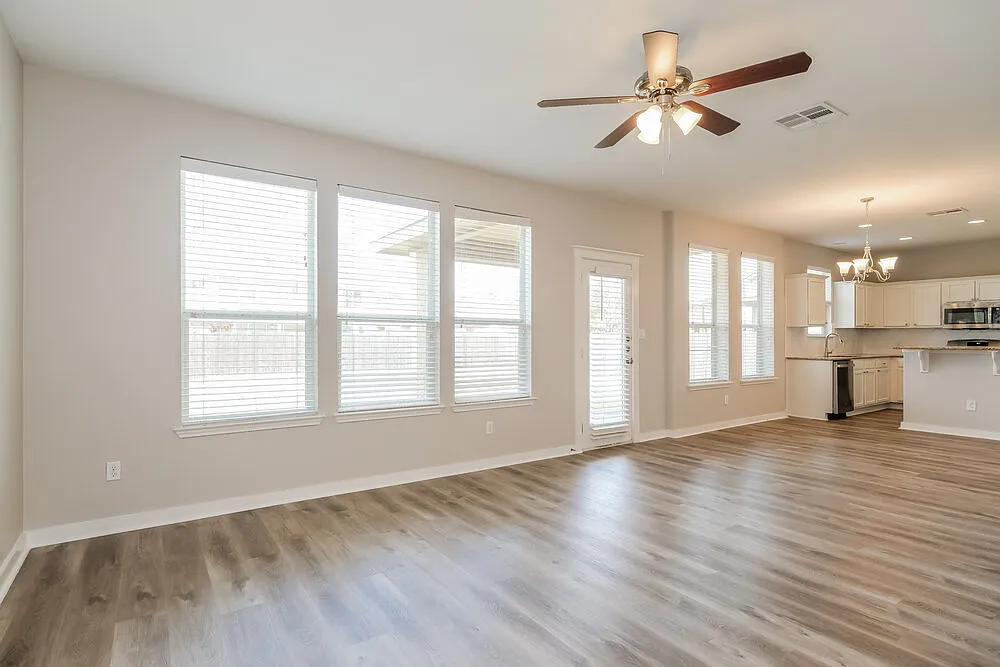 5 bed, 2.5 bath, 2224 sqft, $2,250 — Photo 4