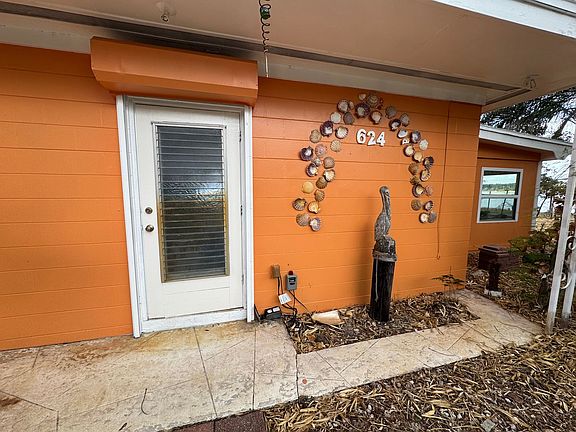 5th image of 624 N Crooked Lake Dr