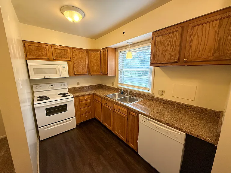 601 E Washington St #8 — Photo 2