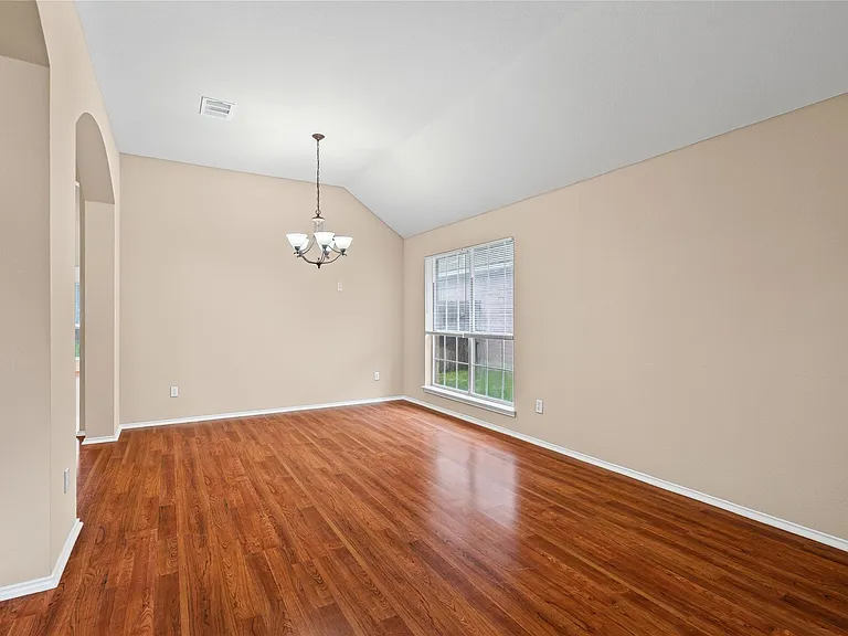 716 Meadow View Dr — Photo 4