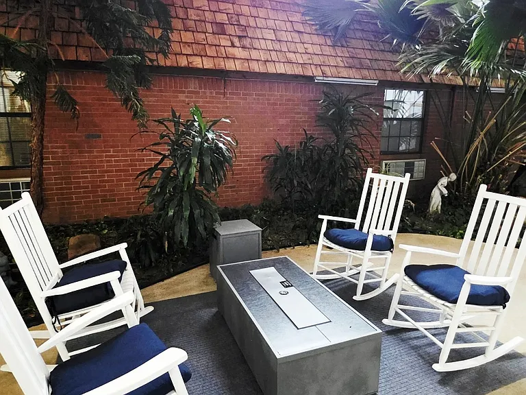 Colonial Lodge Apartments — Photo 19