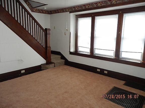4th image of 82 N Queen St