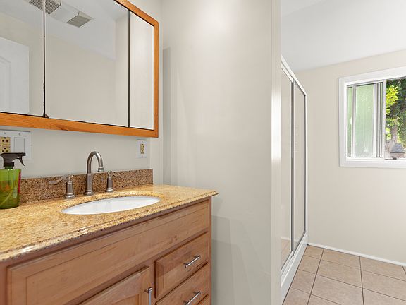 5th image of 827 N Laurel Ave #827