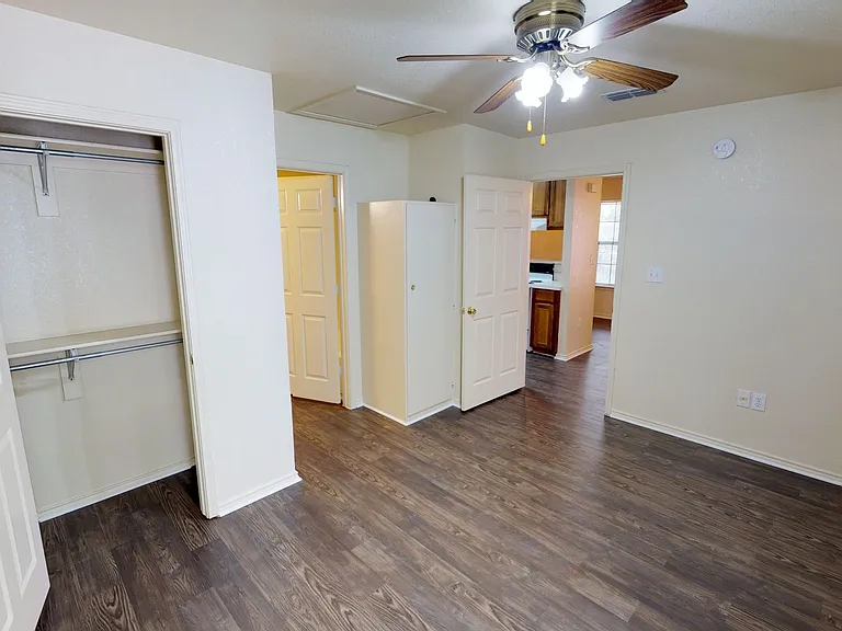 910 Bernard St — Photo 15