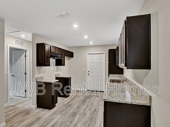 3rd image of 325 Woodlawn Ave