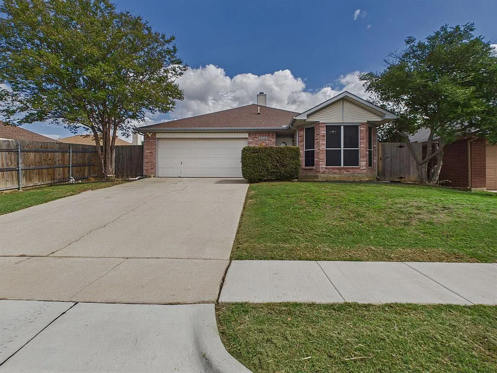 3 bed, 1380 sqft, $1,950 — Photo 2