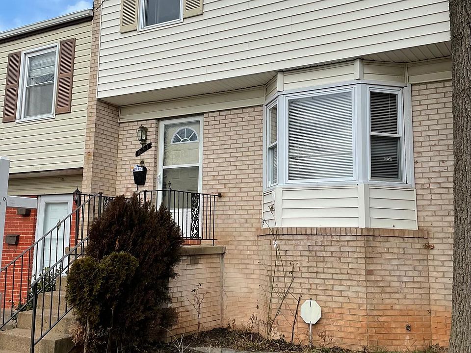 3 bedroom and 3.5 bathroom townhouse located in the heart of Manassas