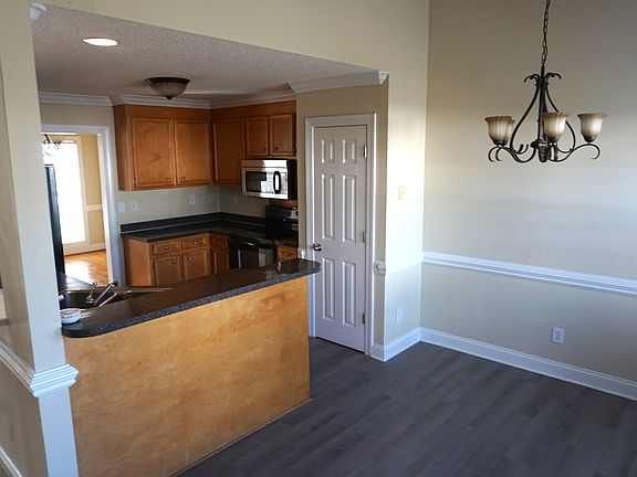 4th image of 672 Grasmere St