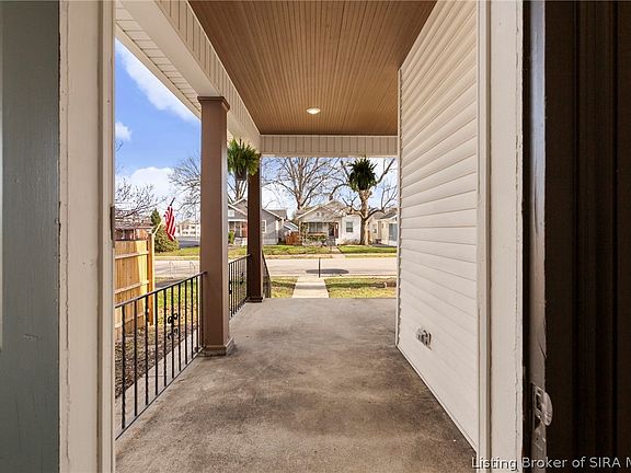 4th image of 1835 E Oak Street