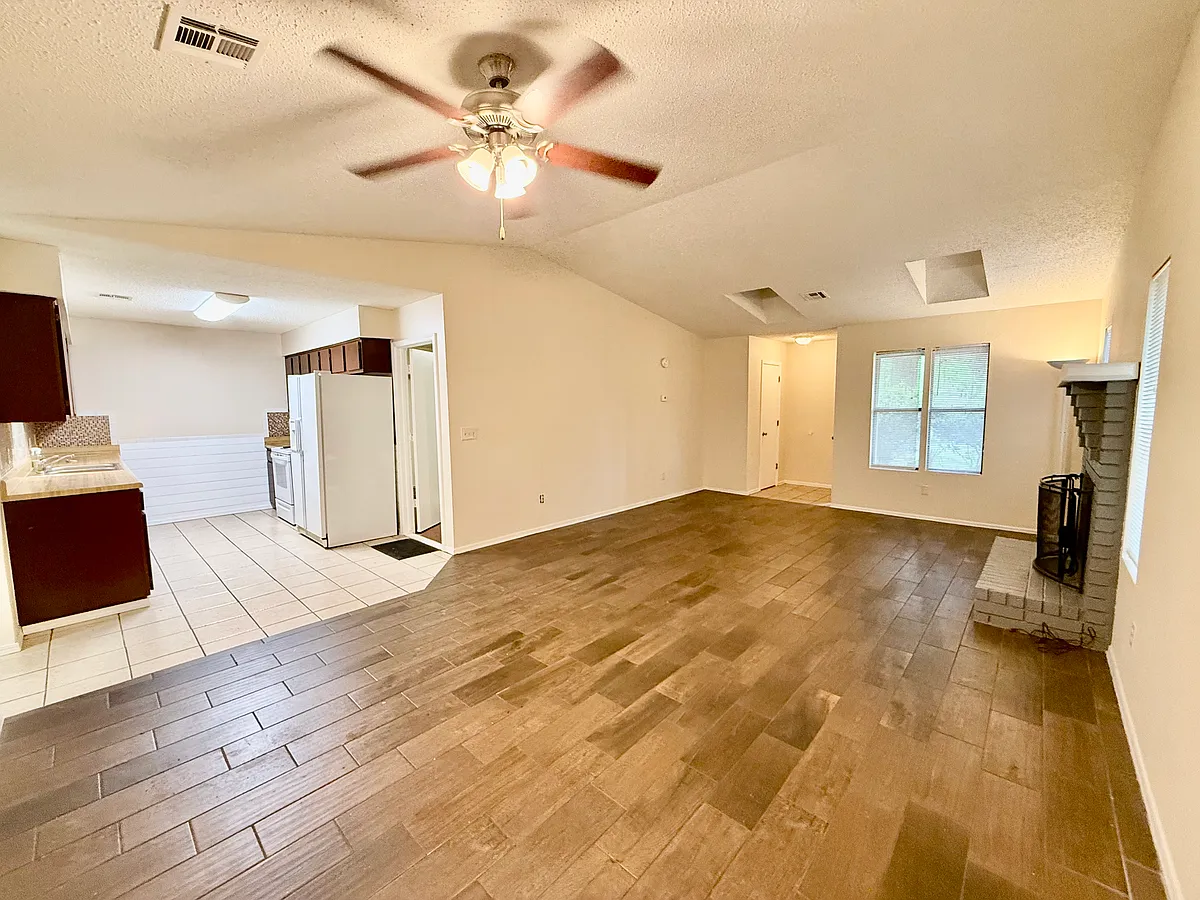 Building Photo - 932 Century Dr