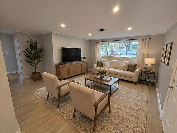 4th image of 233 Roma Dr